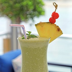 Strong pineapple with a touch of mint for frostiness!