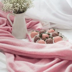 Soft and warm, with musky notes that hint at the utmost luxury and sophistication. Vanilla, patchouli and sandalwood base notes lay the foundation for top notes of lime, mandarin and musk.