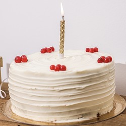 A sweet buttery bouquet of coconut shavings and sugared berries with mid notes of pink hawthorn and melted butter.